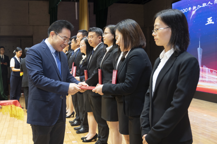 戴运龙厅长为学员颁发结业证书.png