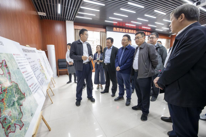 2省调研组听取三镇连片规划和乡村风貌带建设情况汇报.png